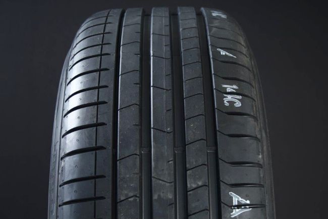 Pirelli P Zero PZ4 325/30 R21