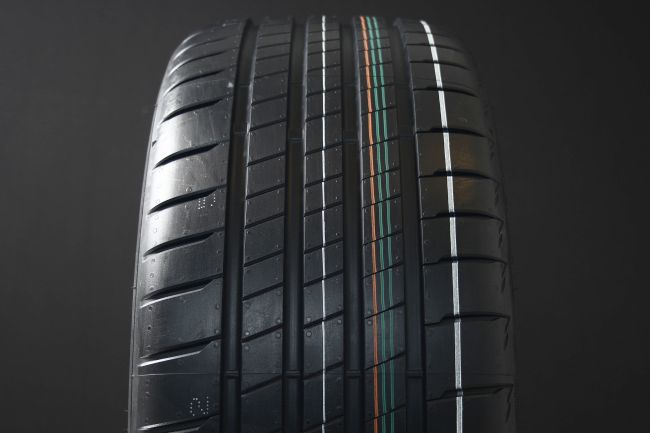 Bridgestone Potenza S005 235/35 R19