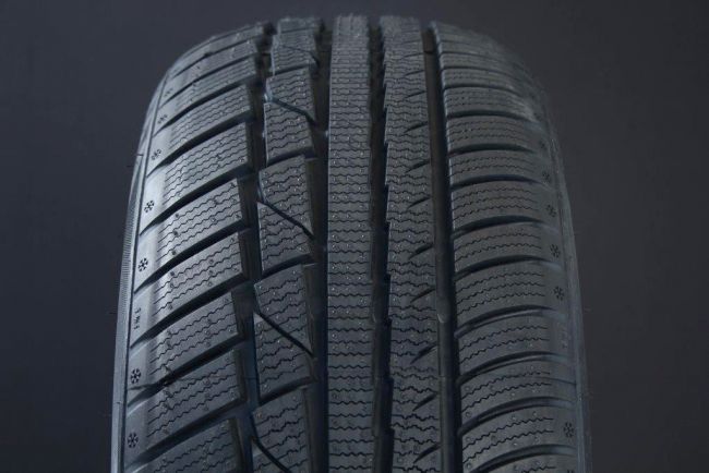 245/40R18 LINGLONG GREEMAX WINTER UHP FRIKTION ryhmss RENKAAT / KITKARENKAAT @ Svenska Gummihuset AB (F1824540LLGMW)