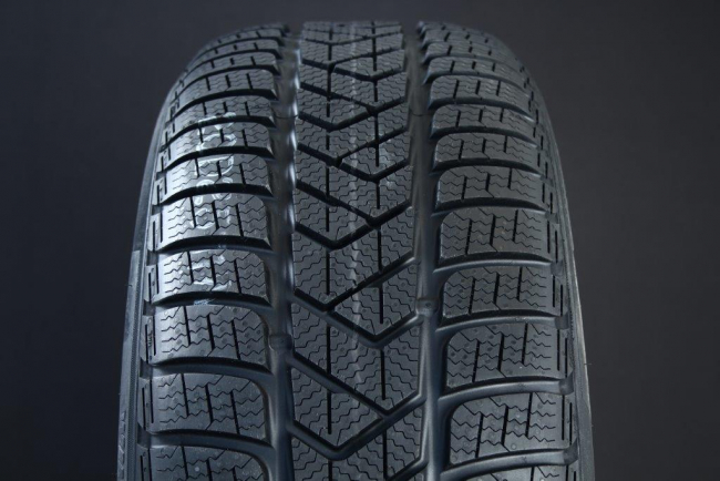245/45R19 PIRELLI SOTTOZERO 3 RUNFLAT FRIKTION ryhmss RENKAAT / KITKARENKAAT @ Svenska Gummihuset AB (F1924545PISOZE3RF)