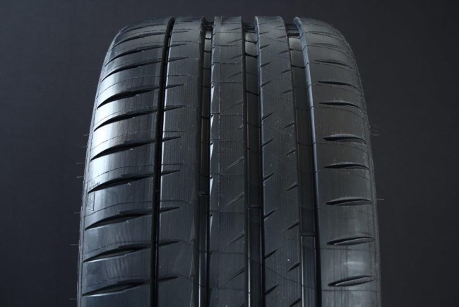 285/35R21 MICHELIN PILOT SPORT 4 S ryhmss RENKAAT / KESRENKAAT @ Svenska Gummihuset AB (S2128535MICHPS4)