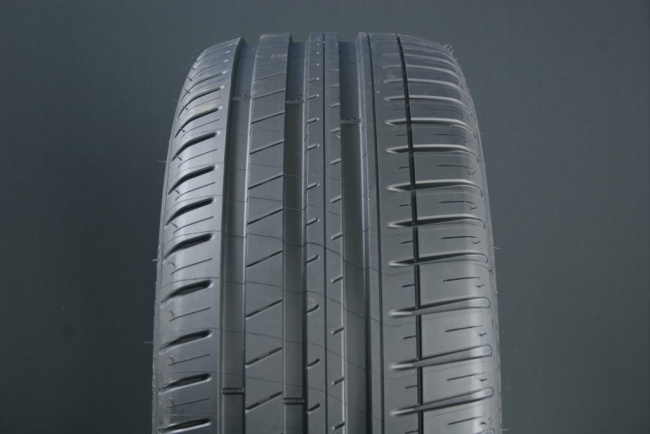 195/45R16 MICHELIN PILOT SPORT 3 ryhmss RENKAAT / KESRENKAAT @ Svenska Gummihuset AB (S1619545MIPS3)