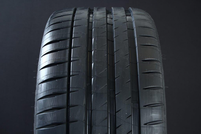 345/30R20 MICHELIN PILOT SPORT 4S ryhmss RENKAAT / KESRENKAAT @ Svenska Gummihuset AB (S2034530MICHPS4)